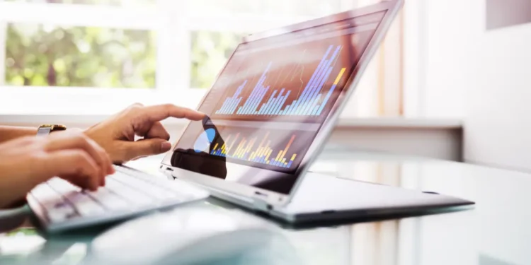 Analyse en ligne et KPI, Tableau de bord sur ordinateur portable