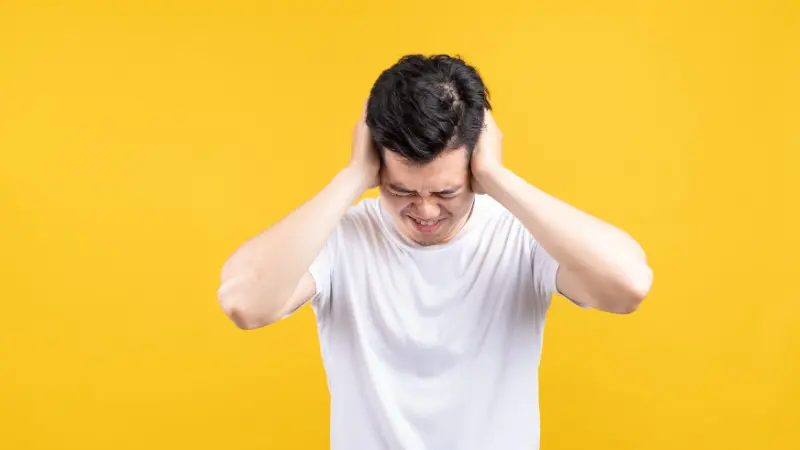 éteindre le bruit en bouchant les oreilles