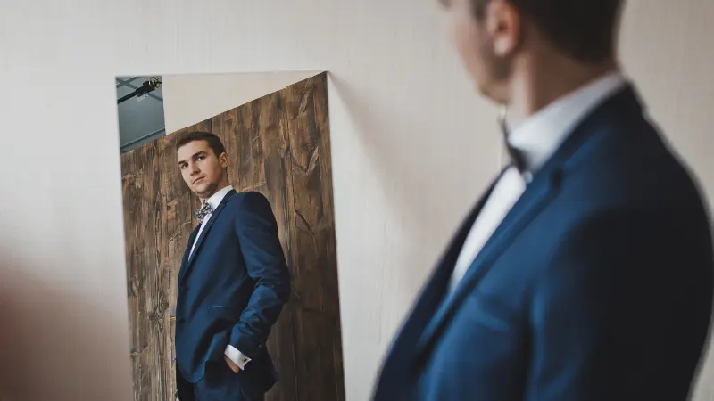 reflet d'un homme sur une miroir