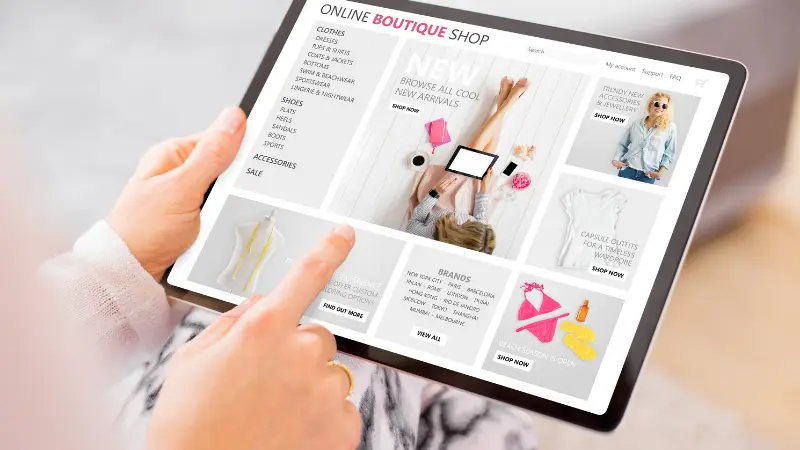 Femme faisant du shopping sur une boutique en ligne shopify