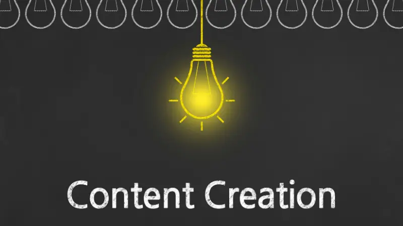 Concept de stratégie de création de contenu, tableau noir et une lampe