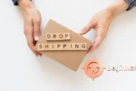 Dropshipping pour les débutants, image montrant des mains avec un carton mentionnant dropshipping