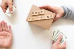 Concept de Dropshipping, échange d'argent et de produitd, vue de dessus