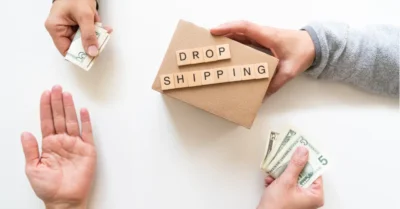 Concept de Dropshipping, échange d'argent et de produitd, vue de dessus