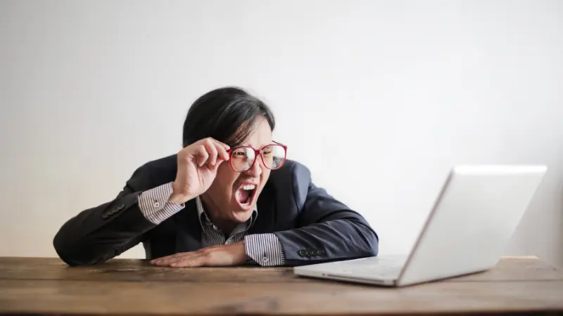 Ceo, en colère, asiatique, homme d'affaire, ordinateur, crise, bureau, désespoire, frustration, lunettes, échec, erreur