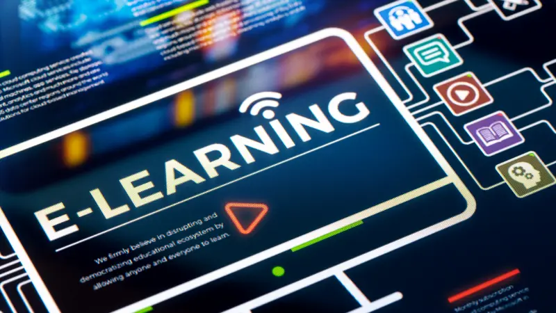 Présentation et infographie e-learning. Gros plan sur écran LCD