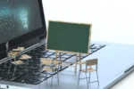 Tableau noir et chaises sur le clavier d'un ordinateur portable, rendu 3D, image conceptuelle. Concepts de formation en ligne et d'apprentissage en ligne