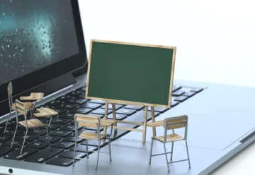Tableau noir et chaises sur le clavier d'un ordinateur portable, rendu 3D, image conceptuelle. Concepts de formation en ligne et d'apprentissage en ligne