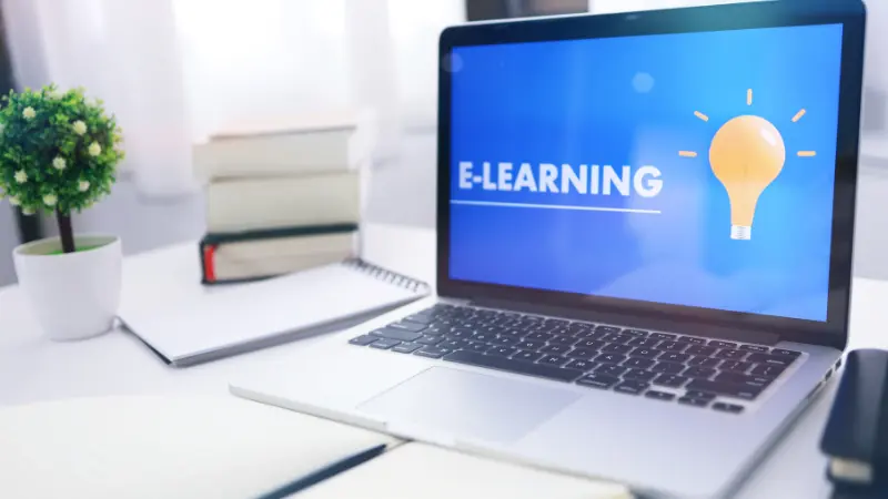 Formation en ligne automatisée, réseau internet, un ordinateur portable avec une inscription à l'écran e-learning
