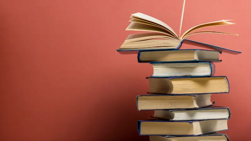 Des livres entassés les uns contre les autres