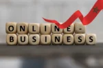 Concept de dés montrant le mot Online Business avec un drapeau du Maroc