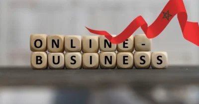 Concept de dés montrant le mot Online Business avec un drapeau du Maroc