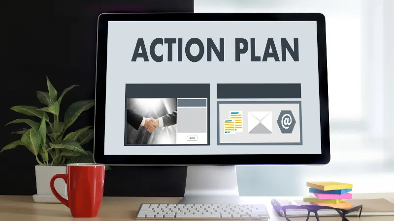 Plan d'action stratégie, vision planification, processus de développement créatif, business man of plan , un ordinateur, un mug rouge, un pot de fleur sur un bureau
