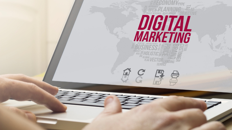Homme utilisant un ordinateur portable avec une interface de marketing numérique générée par ordinateur à l'écran