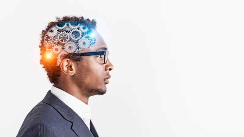 Homme avec des lunette montrant comment le cerveau est programmer