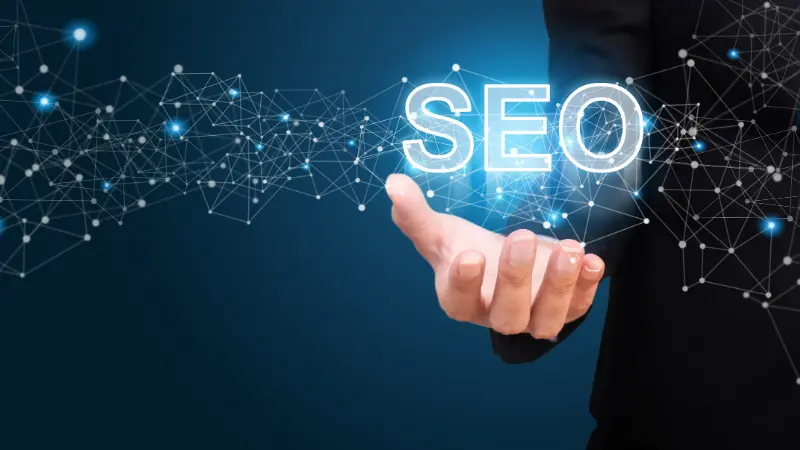 Homme d'affaire présentant le référencement. Concept d'optimisation de sites web