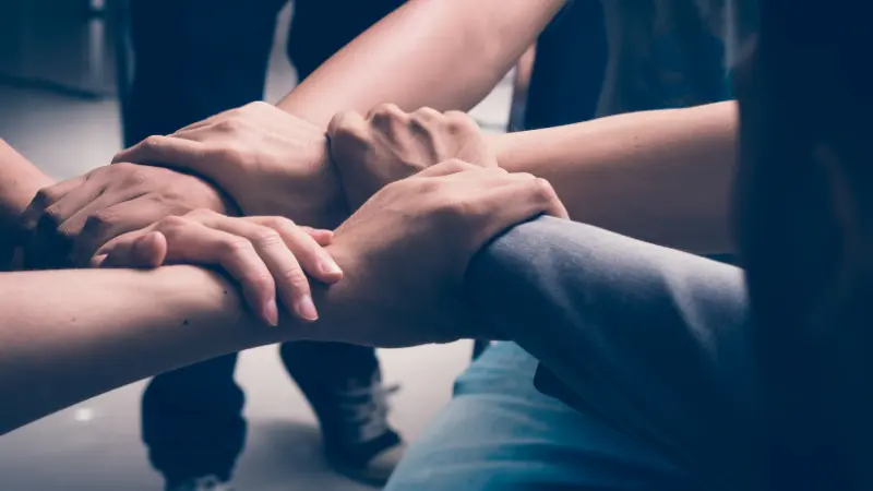 Photos de mains montrant la collaboration d'une équipe
