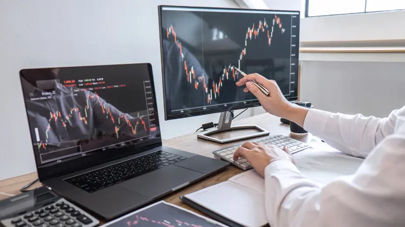 Concept de marché boursier, investisseur planifiant et analysant les données présentées sur un écran et négociant en bourse