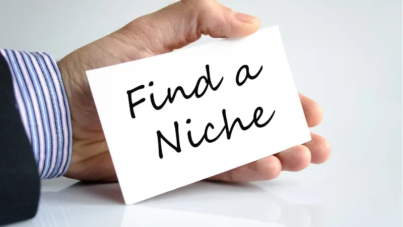 Trouver une note de niche dans la main d'un homme d'affaires